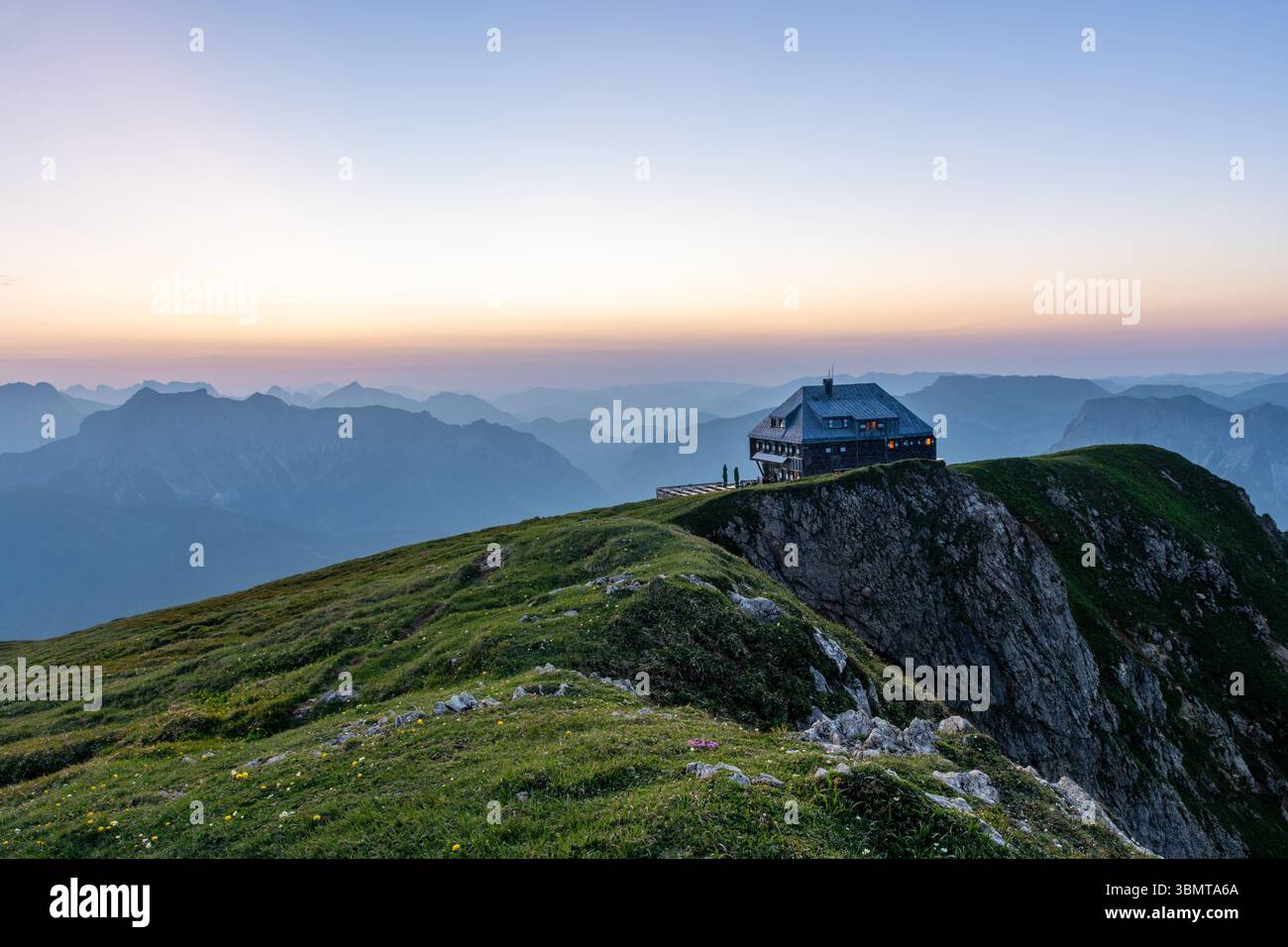 Crepuscolo al rifugio Reichensteiner in Stiria, Austria Foto Stock