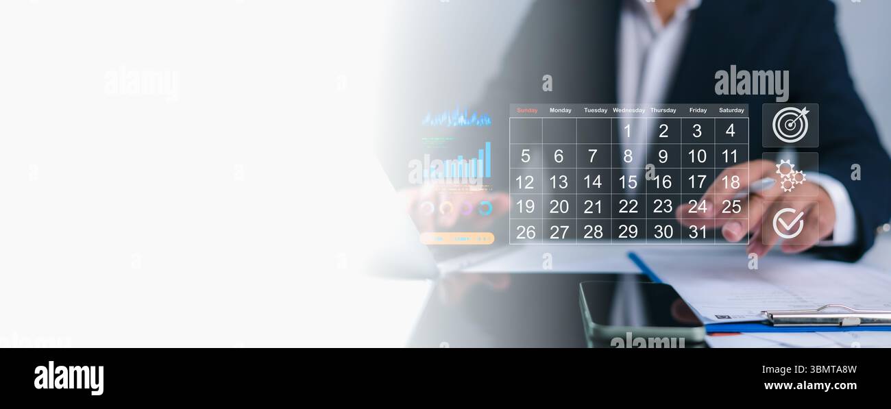 Persona che interagisce con un calendario digitale sovrapposto, pianifica attività aziendali con icone di crescita, attrezzi, obiettivi e segni di spunta, pianificazione efficiente Foto Stock