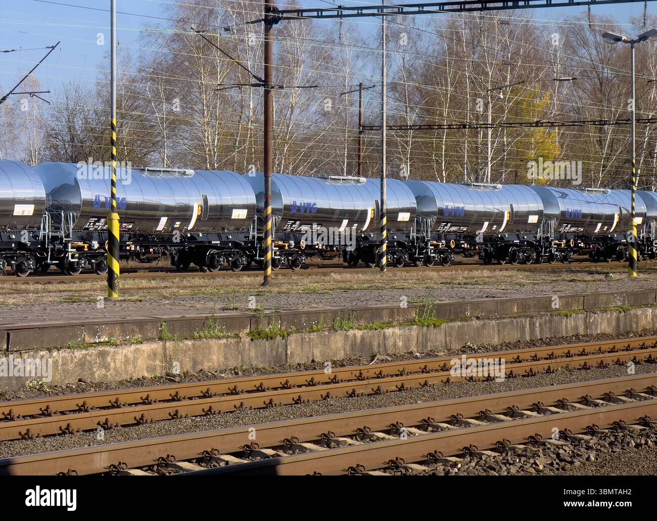 Ostrava, Cechia - 16 novembre 2024: Nuovi vagoni ferroviari cisterna cisterna cisterna VTG parcheggiati su ferrovia Foto Stock