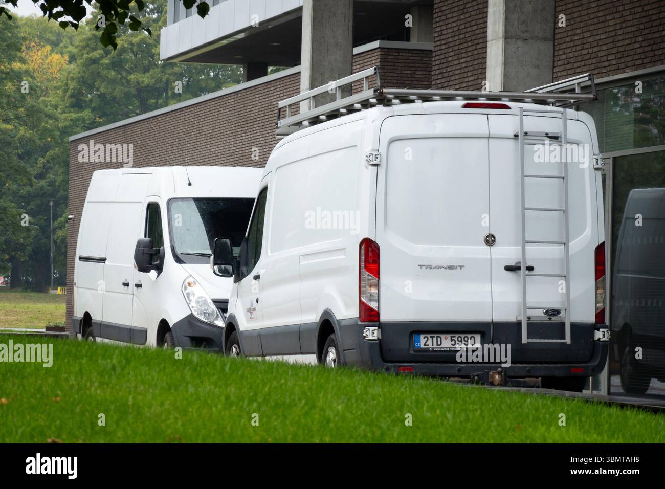 Ostrava, Cechia - 19 ottobre 2023: Furgoni bianchi Ford Transit e Renault Master parcheggiati in strada a Ostrava Foto Stock
