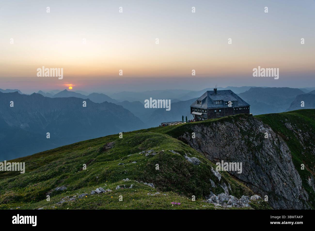 Tramonto all'Eisenerzer Reichenstein e capanna in Austria Foto Stock