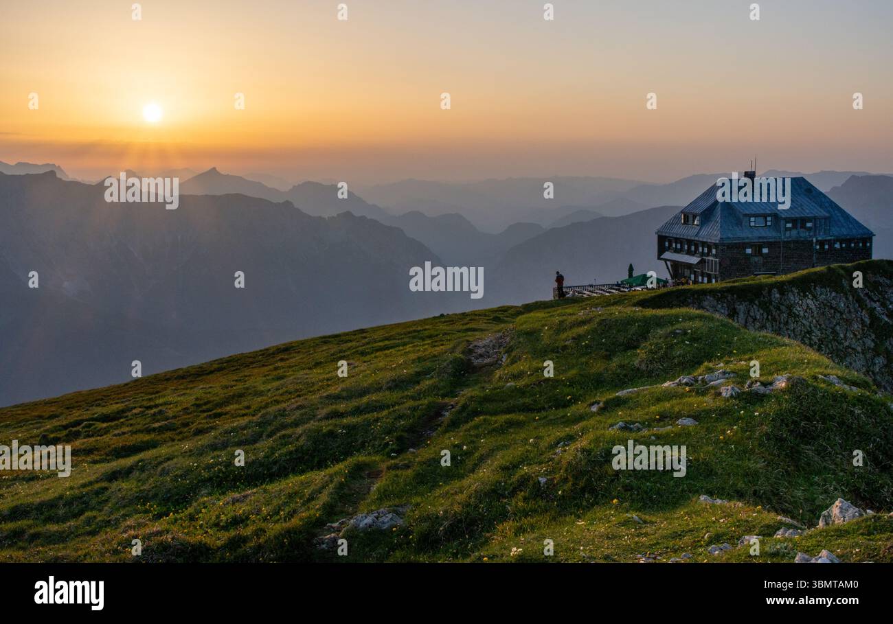 Tramonto a Eisenerzer Reichenstein e capanna in Stiria, Austria Foto Stock