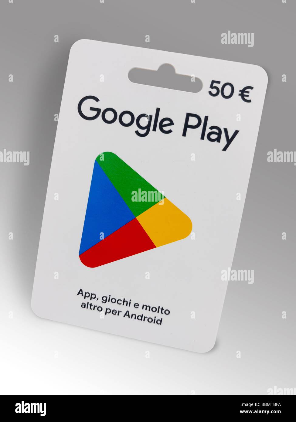 Italia - 20 giugno 2025: Buono regalo Google Play da 50 € per l'acquisto di app e giochi. Tracciato di ritaglio incluso Foto Stock