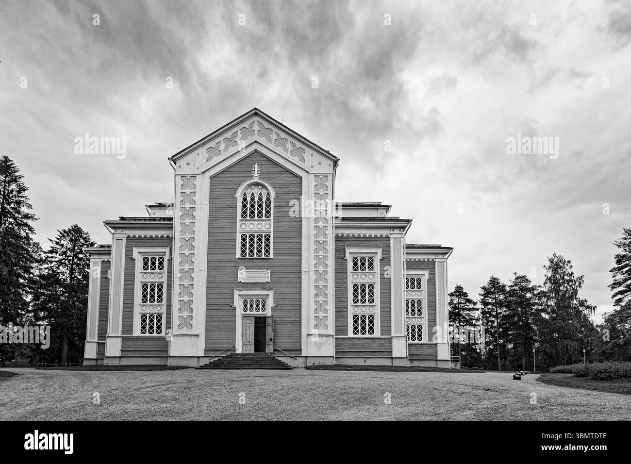 La più grande chiesa in legno del mondo a Kerimäki, sotto un cielo nuvoloso drammatico, la Finlandia Foto Stock