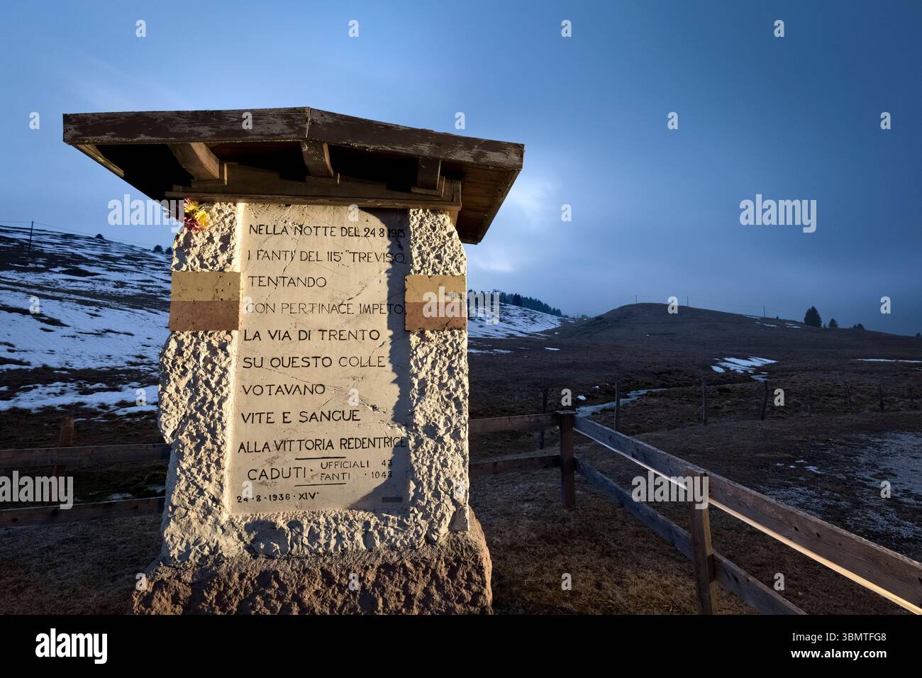 Monumento al 115° Reggimento di fanteria "Treviso" della grande Guerra. Sullo sfondo la collina di Basson. Vezzena, Levico Terme, Trentino, Italia. Foto Stock