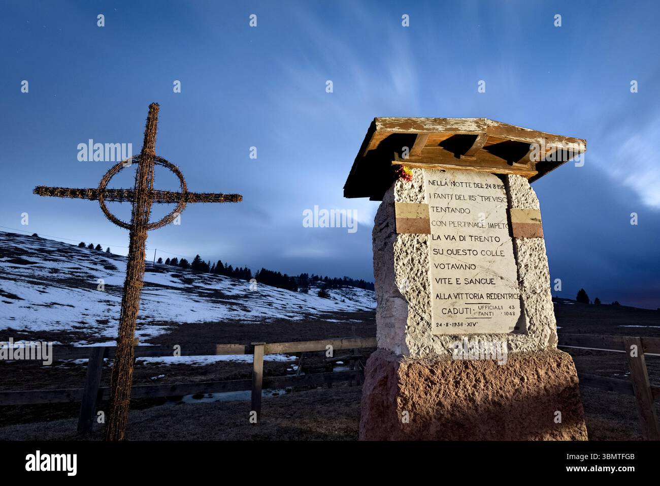 Croce e monumento al 115° Reggimento di fanteria "Treviso" della grande Guerra. Sullo sfondo la collina di Basson. Vezzena, Levico, Trentino, Italia. Foto Stock