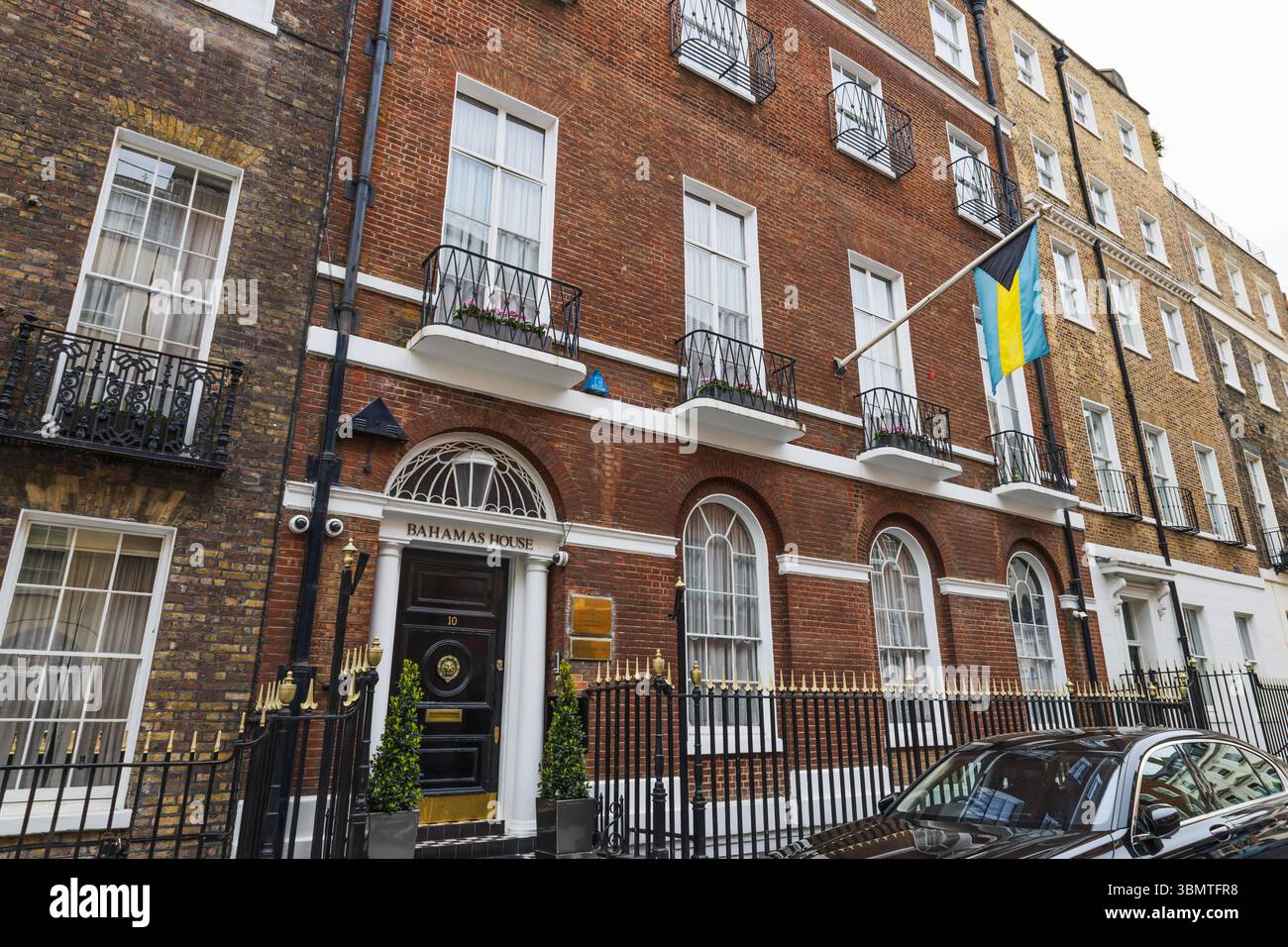 Alta commissione delle Bahamas a Londra con bandiera nazionale. Londra, Regno Unito, 14 aprile 2024 Foto Stock