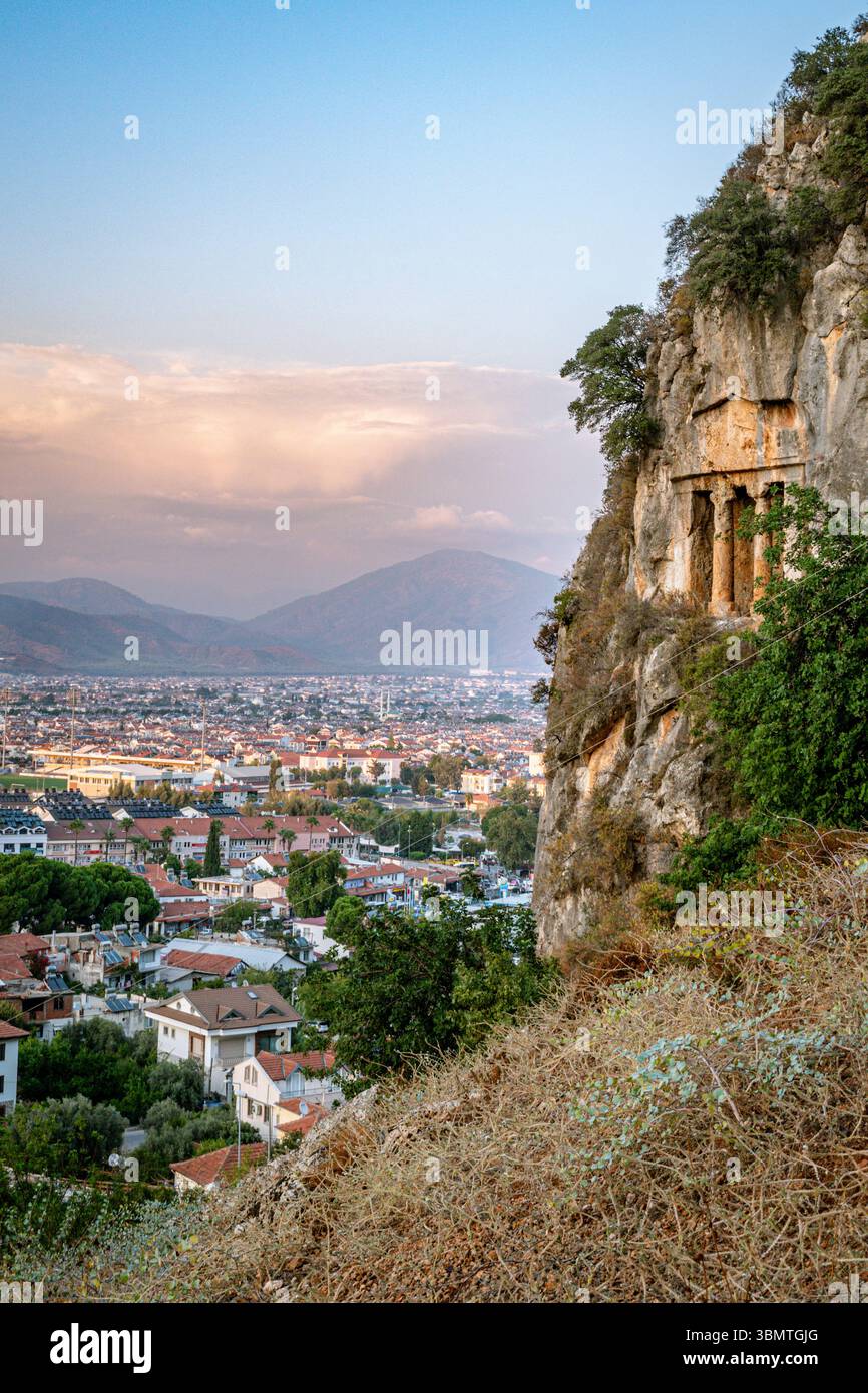 Le tombe di Amyntas lycian e la vista della città di Fethiye Foto Stock