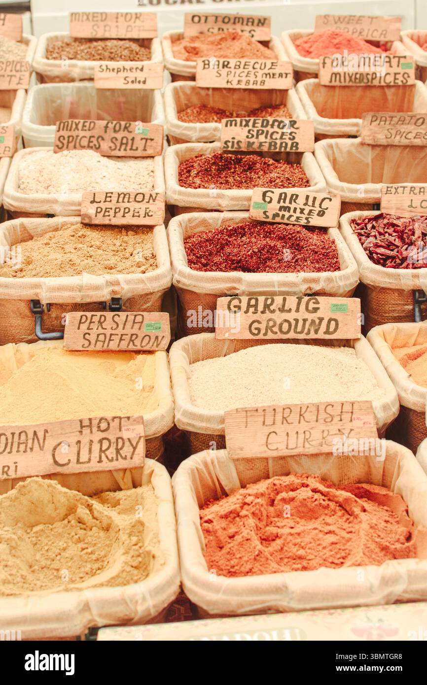Mercato locale di spezie in Turchia Foto Stock