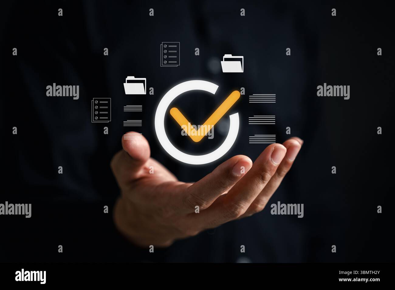 Mano che utilizza il digitale per esaminare documenti con icone a spunta Foto Stock