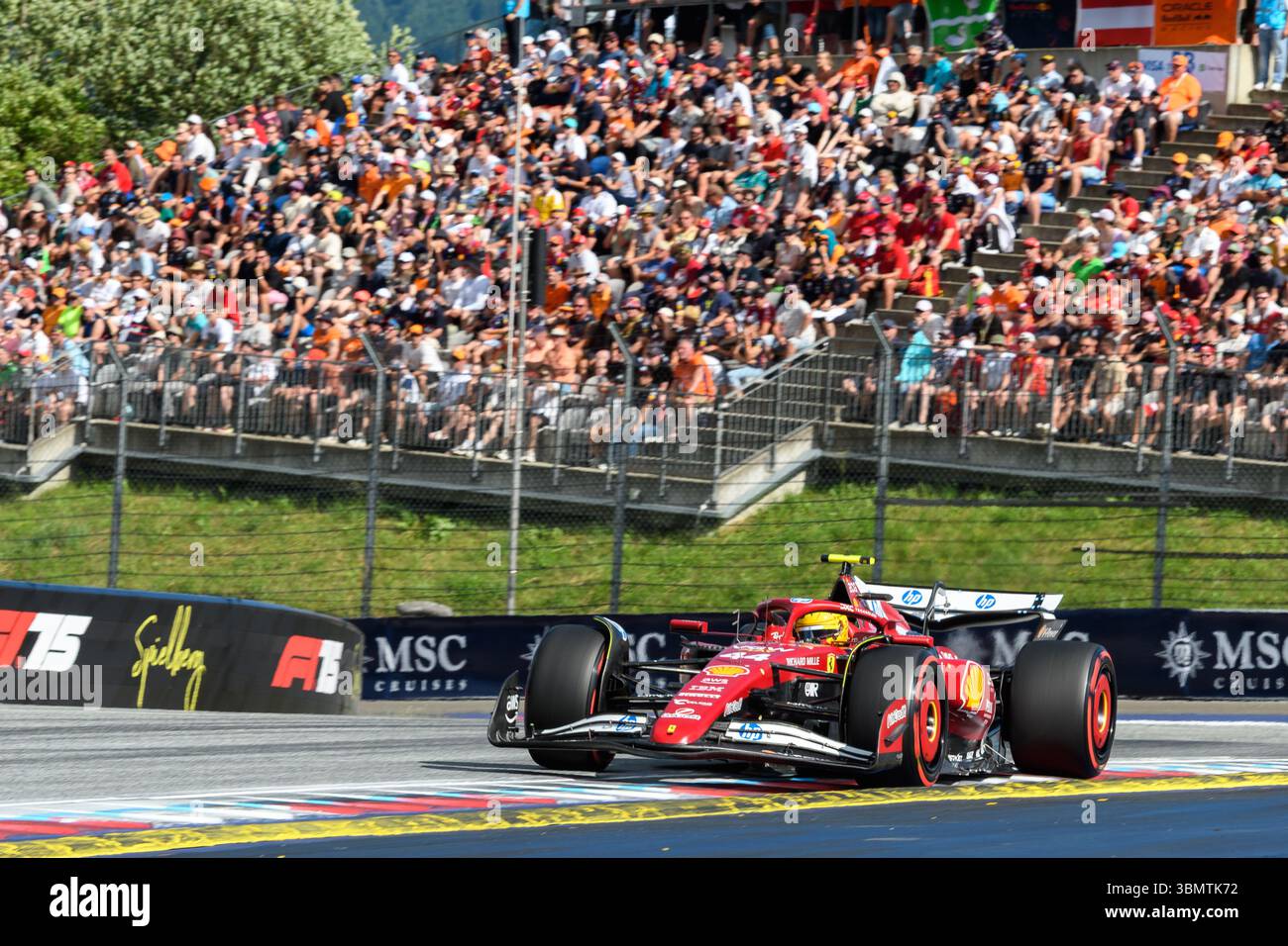 Spielberg, Austria. 28 giugno 2025. Lewis HAMILTON (GBR) alla guida della Ferrari alla curva 1 durante la sessione di qualificazione della MSC 2025 NAVIGA sul GP D'AUSTRIA al Red Bull Ring di Spielberg (Stiria, Austria), undicesimo round al Campionato del mondo FIA F1 2025. Crediti: Riccardo Righetti/Alamy Live News Foto Stock