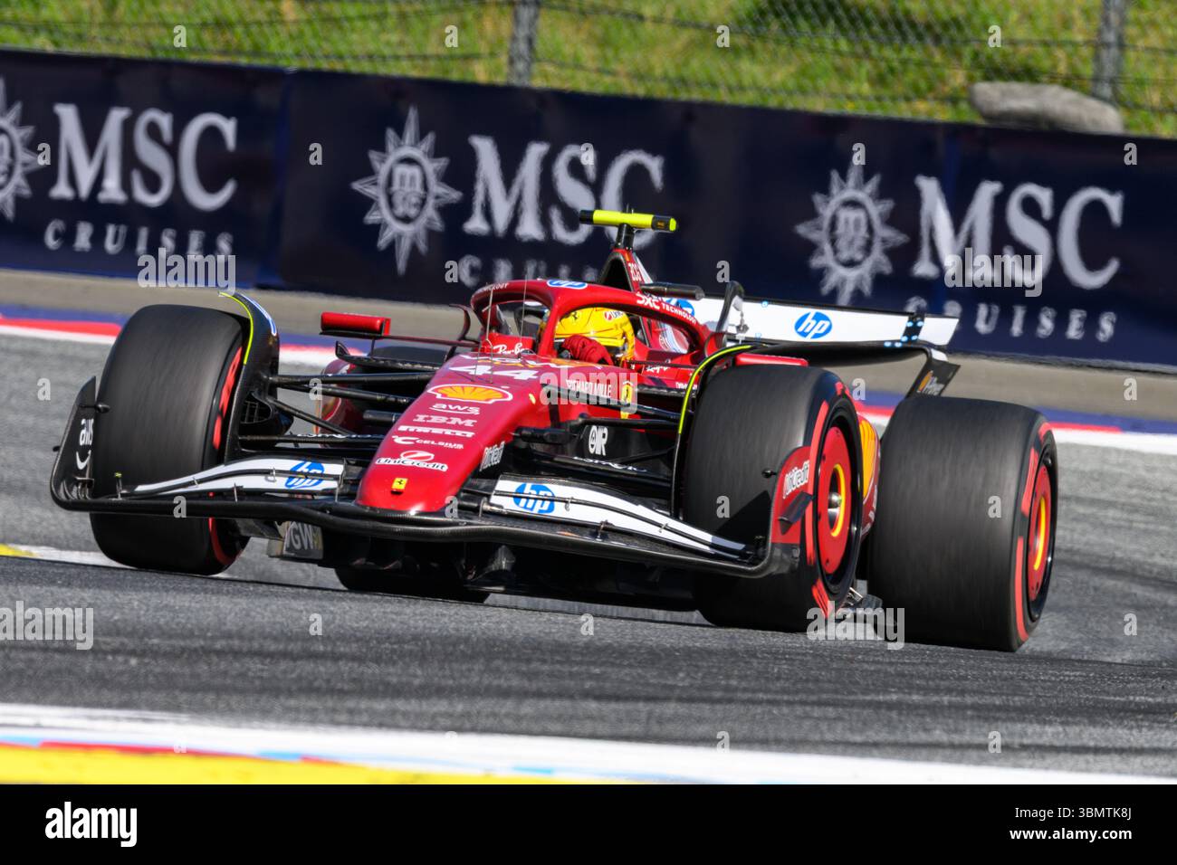 Spielberg, Austria. 28 giugno 2025. Lewis HAMILTON (GBR) alla guida della Ferrari alla curva 1 durante la sessione di qualificazione della MSC 2025 NAVIGA sul GP D'AUSTRIA al Red Bull Ring di Spielberg (Stiria, Austria), undicesimo round al Campionato del mondo FIA F1 2025. Crediti: Riccardo Righetti/Alamy Live News Foto Stock