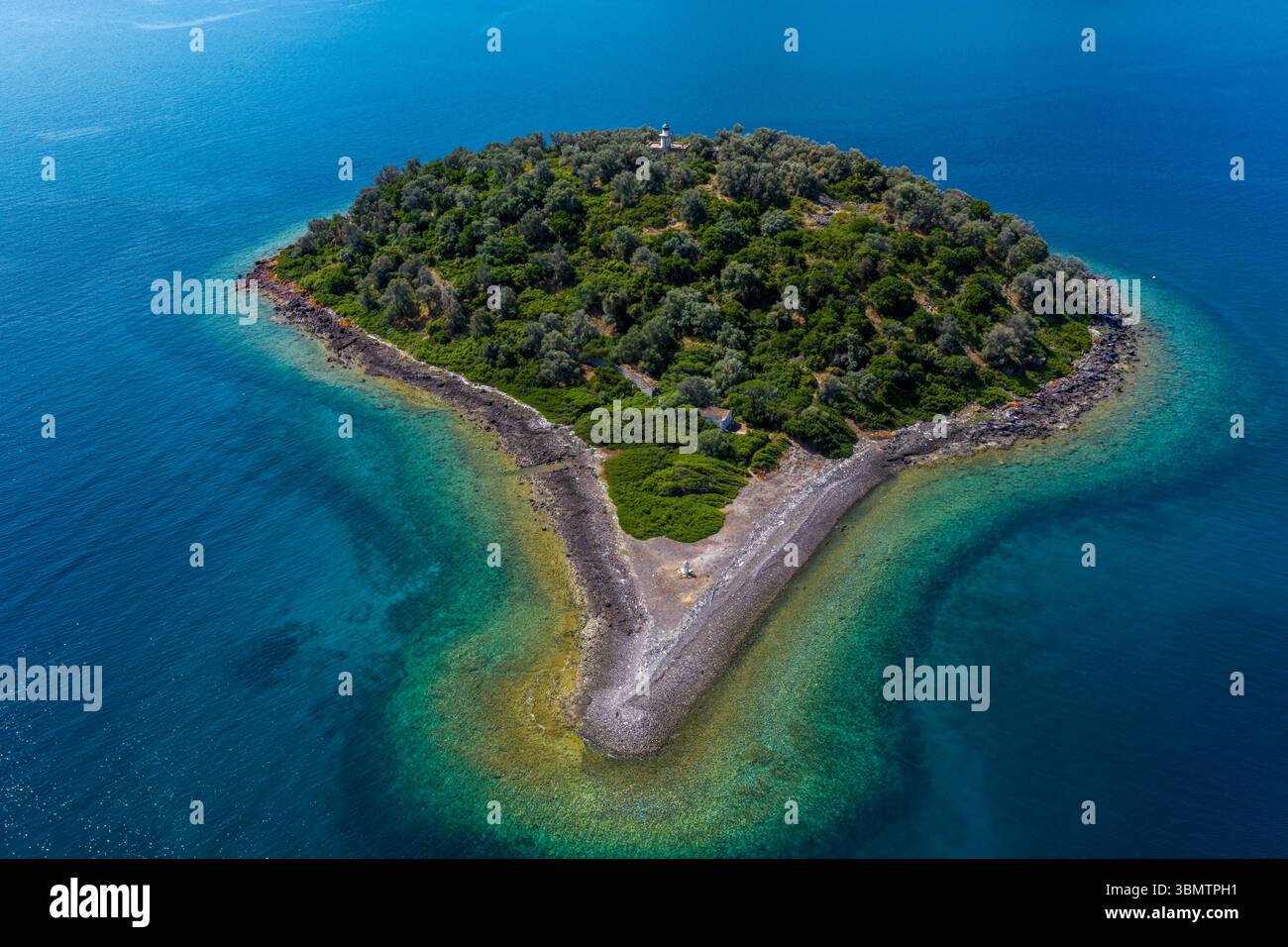 Foto aerea con drone di Strongili, un piccolo isolotto nel complesso paradisiaco delle isole vulcaniche di Lichadonisia nel nord di Evia, in Grecia Foto Stock