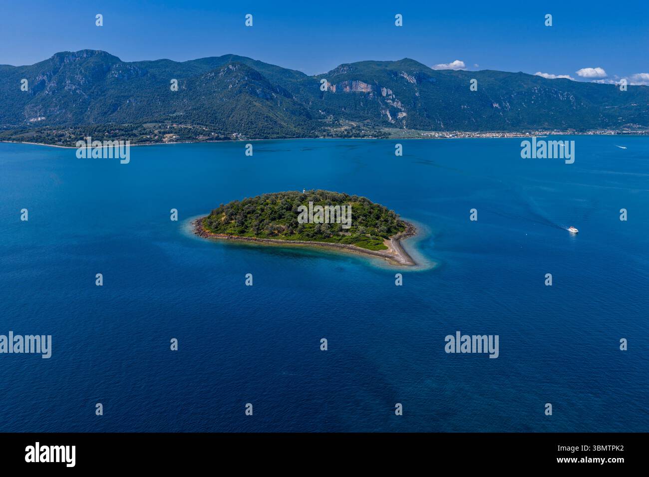 Foto aerea con drone di Strongili, un piccolo isolotto nel complesso paradisiaco delle isole vulcaniche di Lichadonisia nel nord di Evia, in Grecia Foto Stock