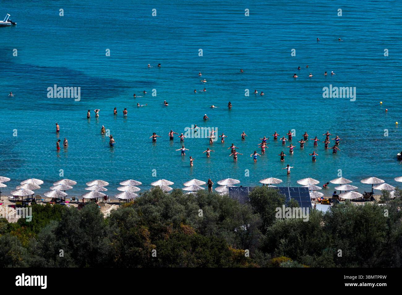 Lichadonisia, Grecia - 22 giugno 2025: Le persone si godono il mare a Lichadonisia, un'isola vulcanica molto popolare tra gli amanti delle gite in barca Foto Stock