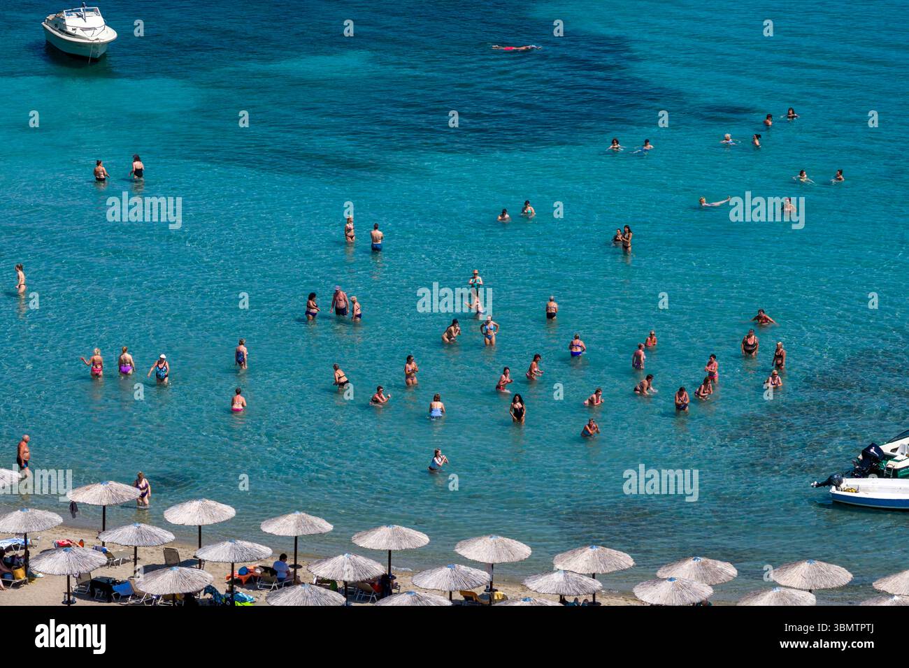 Lichadonisia, Grecia - 22 giugno 2025: Le persone si godono il mare a Lichadonisia, un'isola vulcanica molto popolare tra gli amanti delle gite in barca Foto Stock