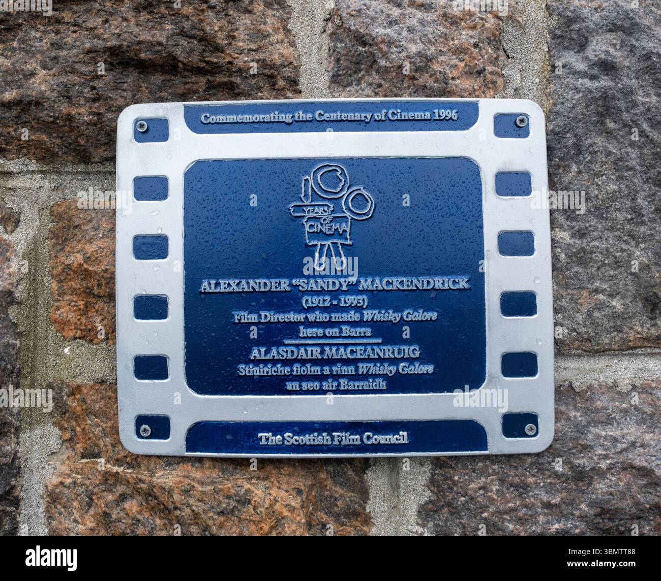 Una targa a Castlebay, Isola di barra, che commemora la vita del regista Alexander 'Sandy' MacKendrick che ha diretto Whisky Galore a barra. Foto Stock