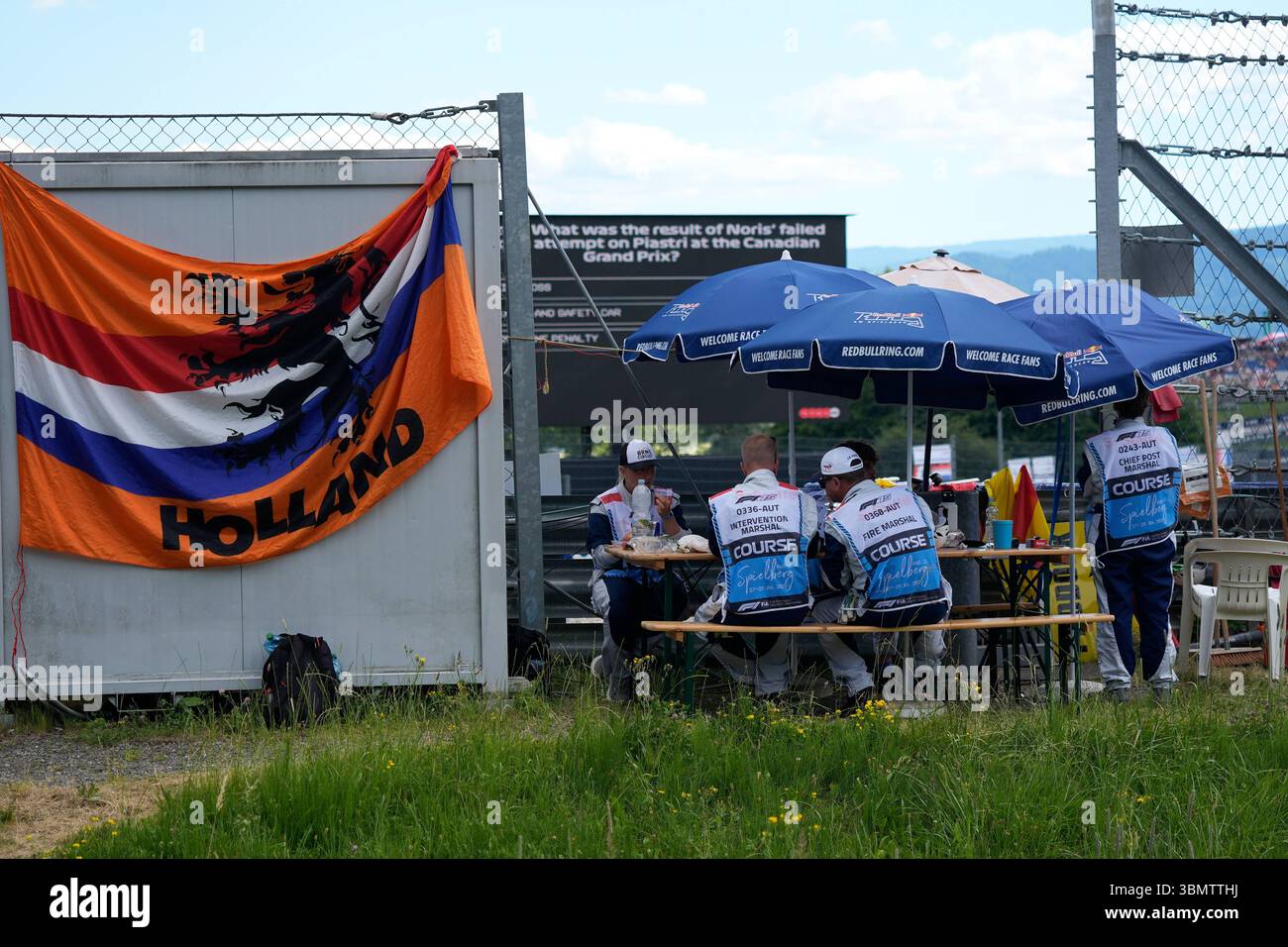 Spielberg, Austria. 28 giugno, 2025.SPIELBERG, AUSTRIA - GIUGNO 28: Sceriffi durante le prove in vista del Gran Premio di F1 d'Austria al Red Bull Ring il 28 giugno 2025 a Spielberg, Austria.250628_SEPA_19_112 - 20250628_PD9681 Foto Stock