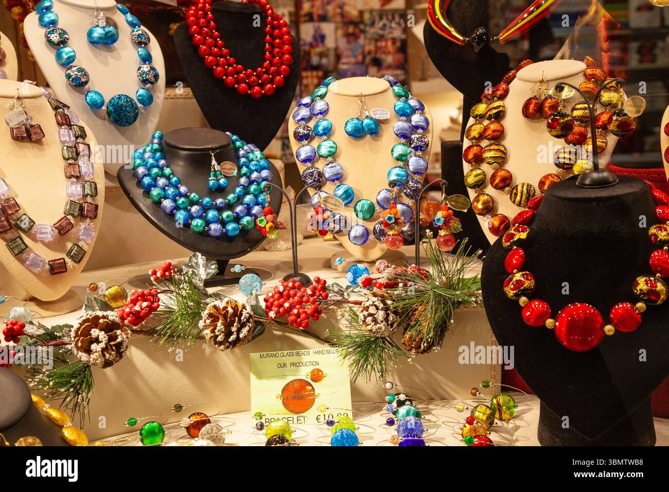 Colorate vetrine di Christams con perline, collane e braccialetti in vetro di Murano fatti a mano, Rialto mercato, San Polo, Venezia, Italia Foto Stock