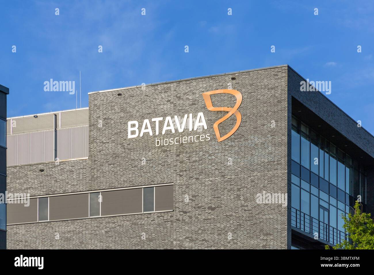 Esterno dell'edificio Batavia Biosciences con il suo distintivo logo, adagiato su un cielo azzurro. Rappresenta l'innovazione nella biotecnologia e nelle scienze della vita Foto Stock