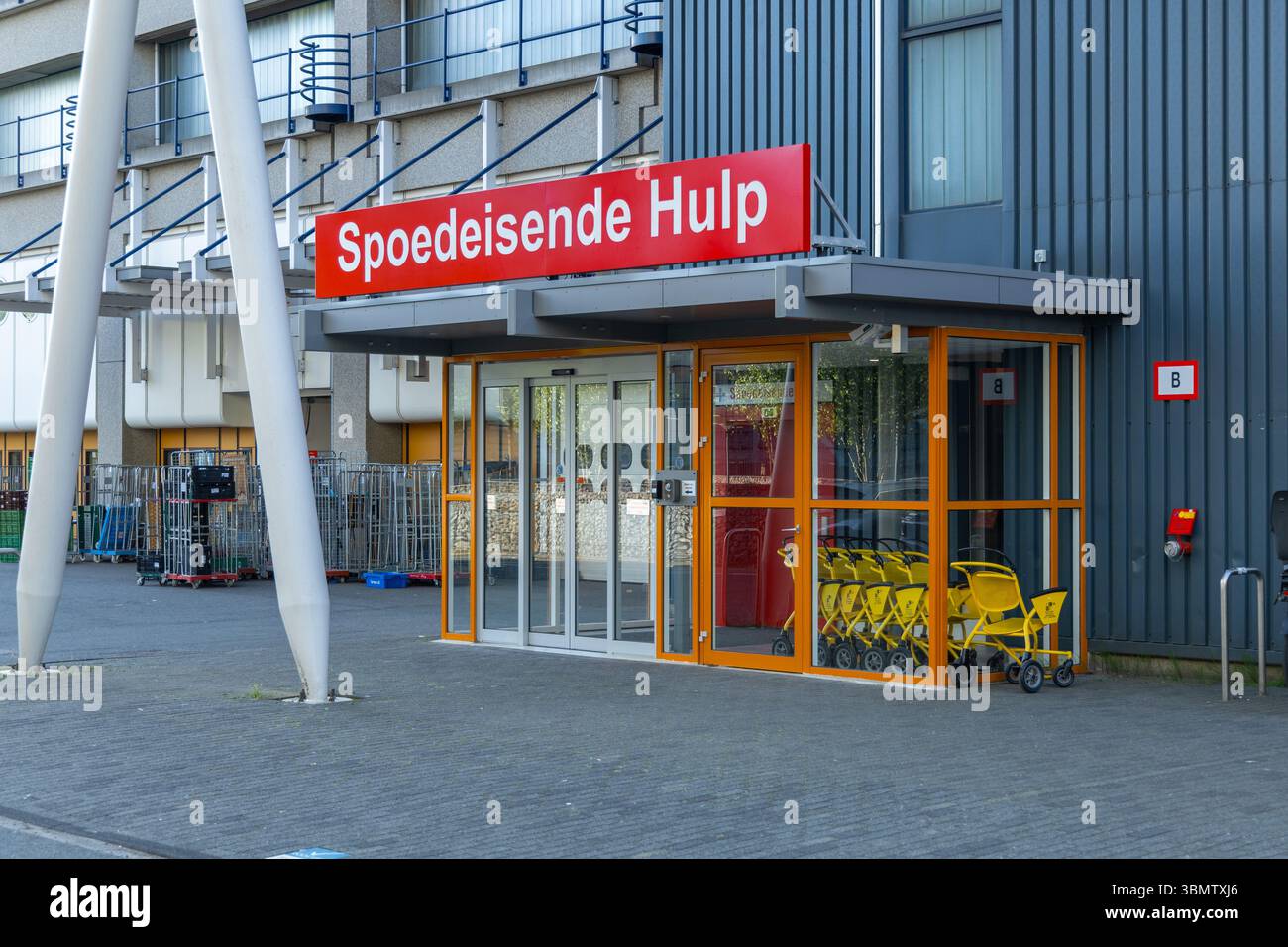Ingresso di emergenza di un ospedale con cartello "Spoedeisende Hulp" (pronto soccorso) in olandese. Mostra una struttura medica moderna e funzionale. Leiden, Netherla Foto Stock