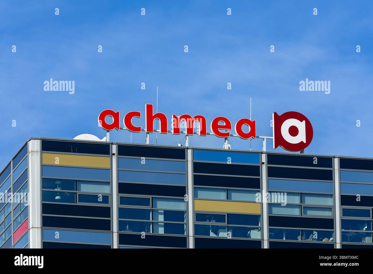 Un moderno edificio di uffici con il famoso logo Achmea su un cielo azzurro. Leiden, Paesi Bassi, 3 maggio 2025. Foto Stock