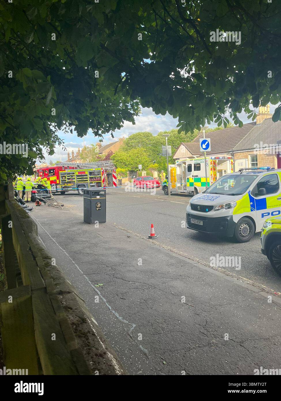 Airdrie, Scozia, Regno Unito. 28 giugno 2025. I servizi di emergenza hanno assistito alla scena di un incidente stradale in Clark Street ad Airdrie, che si è verificato intorno alle 18:40. La polizia e i paramedici hanno risposto rapidamente, con la strada temporaneamente chiusa mentre gli equipaggi hanno affrontato l'incidente. Crediti: Jacob Hughes/Alamy Live News Foto Stock