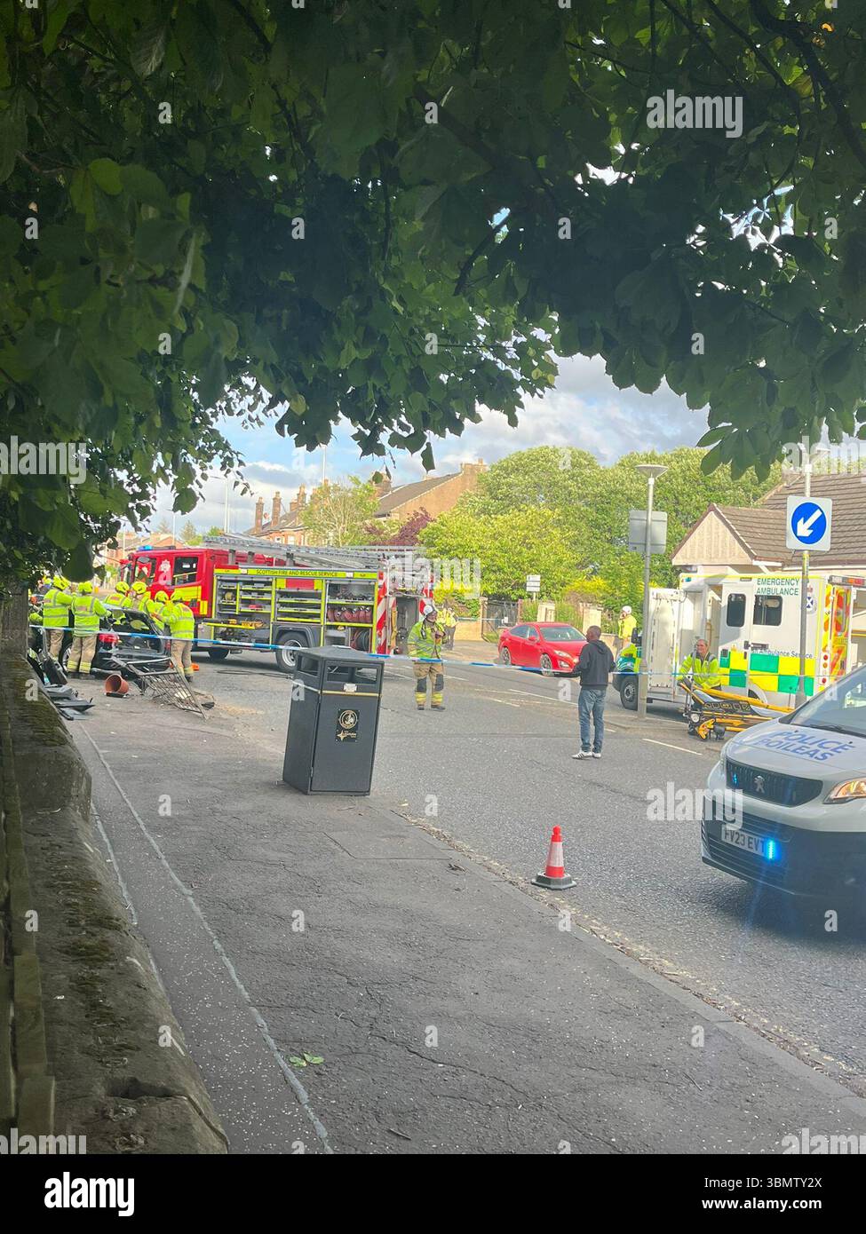 Airdrie, Scozia, Regno Unito. 28 giugno 2025. I servizi di emergenza hanno assistito alla scena di un incidente stradale in Clark Street ad Airdrie, che si è verificato intorno alle 18:40. La polizia e i paramedici hanno risposto rapidamente, con la strada temporaneamente chiusa mentre gli equipaggi hanno affrontato l'incidente. Crediti: Jacob Hughes/Alamy Live News Foto Stock