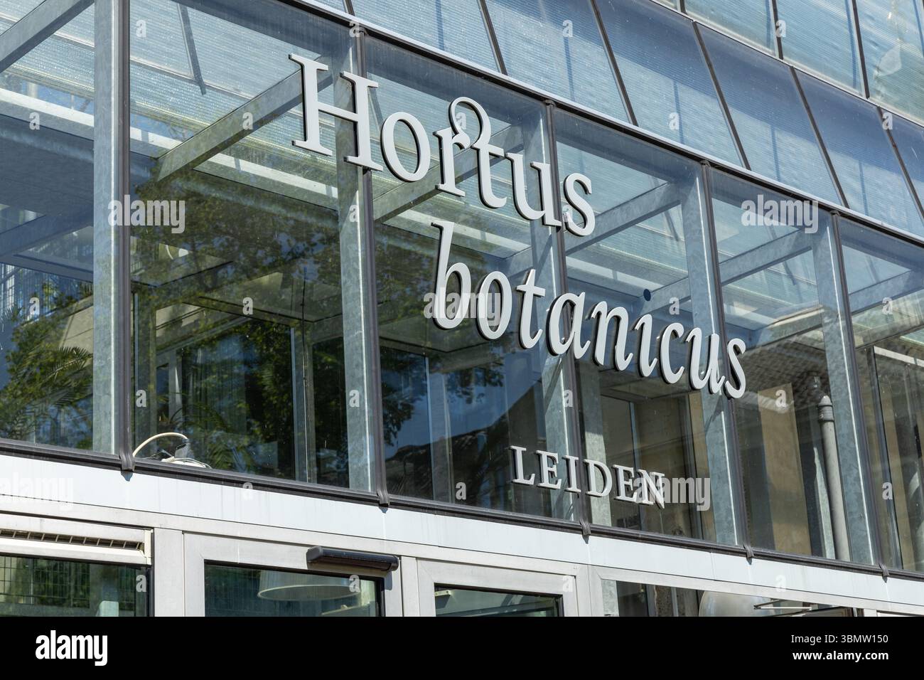 L'importante insegna "Hortus botanicus Leiden" su una moderna facciata in vetro, invitando i visitatori a scoprire un mondo di meraviglie botaniche. Leida, Paesi Bassi, 3 maggio 2 Foto Stock