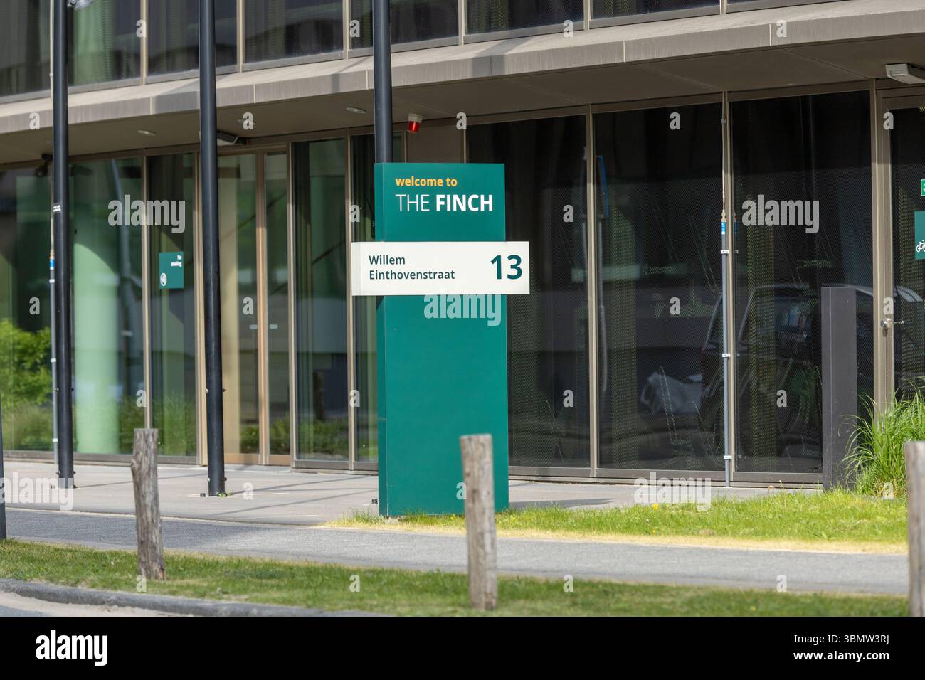Il cartello esterno per l'edificio 'THE FINCH' presso Willem Einthovenstraat 13, un moderno complesso commerciale o di uffici. Leiden, Paesi Bassi, 3 maggio 2025. Foto Stock