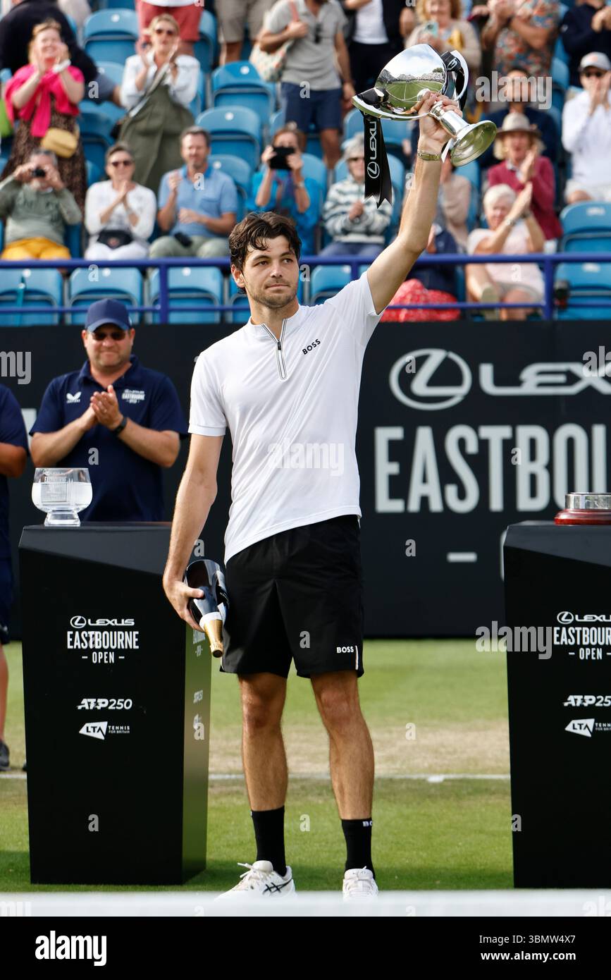28 giugno 2025; Devonshire Park, Eastbourne, East Sussex, Inghilterra; Lexus International Eastbourne, 6° giorno; Taylor Fritz (USA) celebra la sua vittoria con il trofeo dei vincitori dopo aver sconfitto Jensen Brooksby (USA) nella finale del singolo maschile Foto Stock