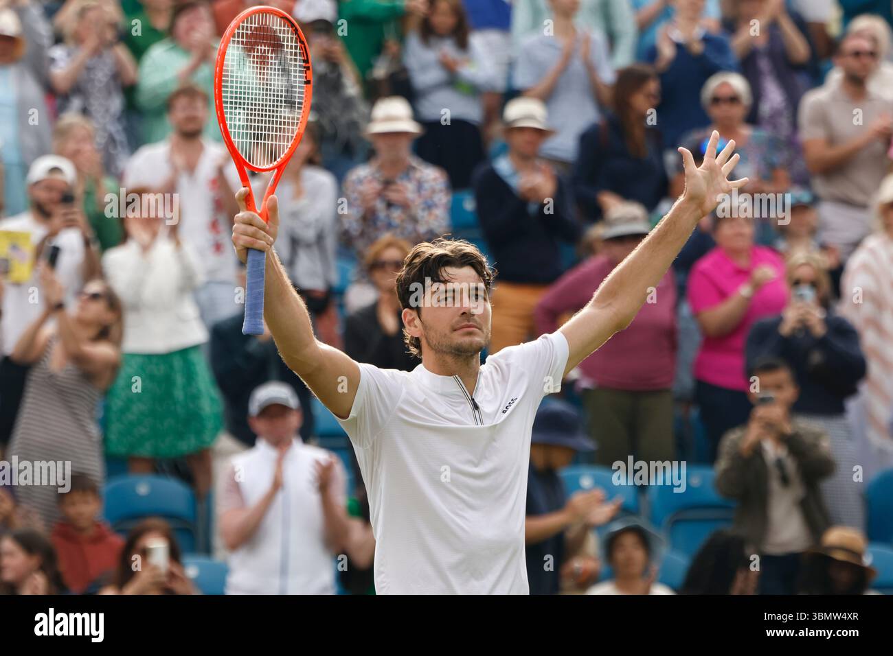 28 giugno 2025; Devonshire Park, Eastbourne, East Sussex, Inghilterra; Lexus International Eastbourne, 6° giorno; Taylor Fritz (USA) celebra la sua vittoria dopo aver sconfitto Jensen Brooksby (USA) nella finale di singolare maschile Foto Stock