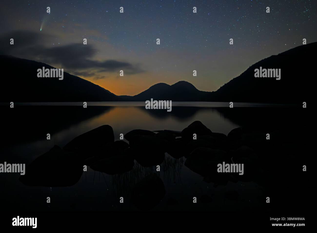 Comet NEOWISE su Jordan Pond. 19 luglio 2019 nel Parco Nazionale di Acadia, Maine, Stati Uniti. Foto Stock