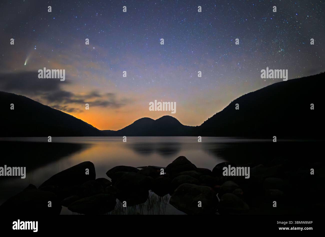 Comet NEOWISE su Jordan Pond. 19 luglio 2019 nel Parco Nazionale di Acadia, Maine, Stati Uniti. Foto Stock