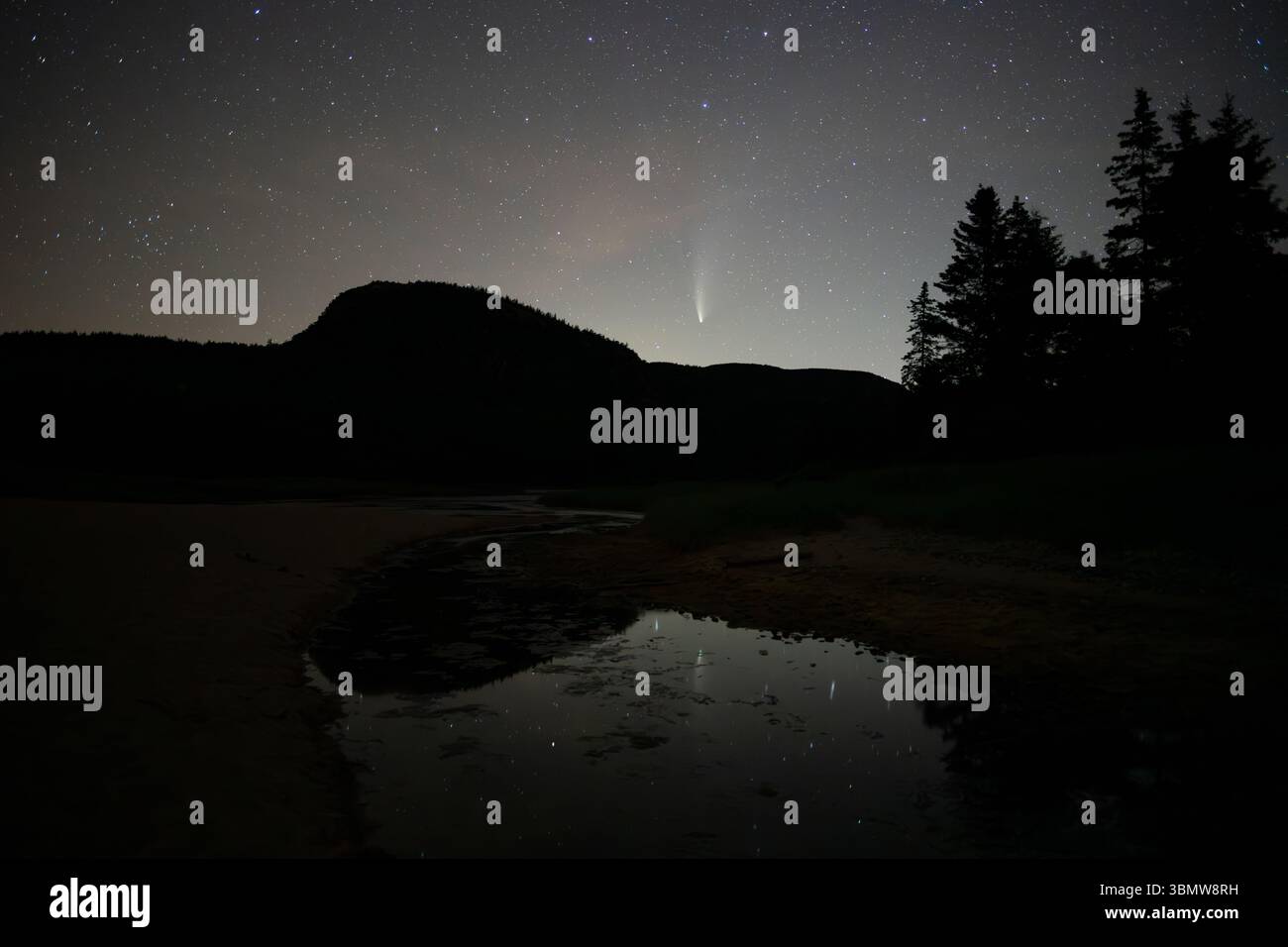 Comet NEOWISE su Jordan Pond. 21 luglio 2019 nel Parco Nazionale dell'Acadia, Maine, Stati Uniti. Foto Stock