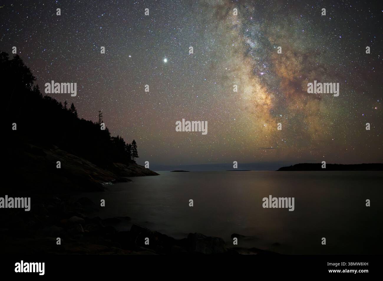La via Lattea sopra Sand Beach. 21 luglio 2019, Acadia National Park, Maine, Stati Uniti. Foto Stock