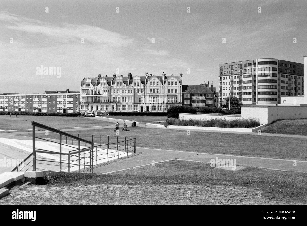 West Parade e Metropole Lawn, Bexhill-on-Sea, East Sussex UK, in monocromia Foto Stock
