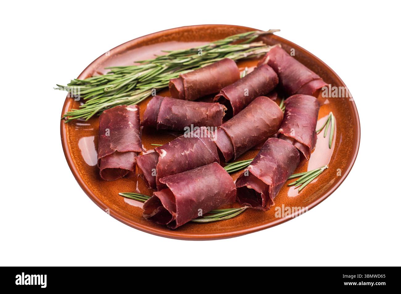 Tipica carne spagnola secca cecina, jamon di manzo spagnolo su piatto con rosmarino isolato su fondo bianco. vista dall'alto. Foto Stock