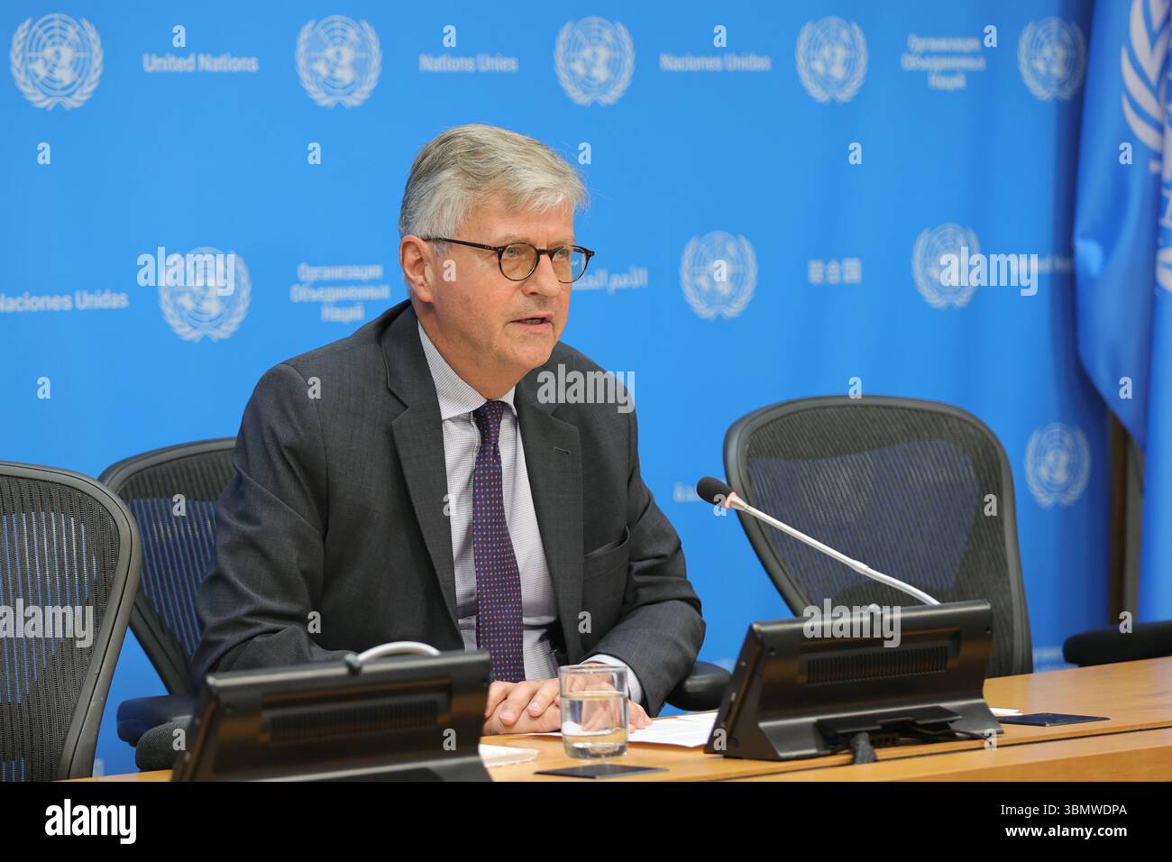 New York, Stati Uniti. 27 giugno 2025. NEW YORK, STATI UNITI – GIUGNO 27: Jean-Pierre Lacroix, Sottosegretario generale per le operazioni di pace, parla durante un briefing stampa presso la sede delle Nazioni Unite il 27 giugno 2025. Lacroix ha discusso dei suoi recenti viaggi in Medio Oriente, con un focus specifico sul lavoro della forza ad interim delle Nazioni Unite in Libano (UNIFIL). Ha sottolineato i continui sforzi della missione per ridurre le tensioni lungo la linea blu e sostenere la stabilità nel sud del Libano tra le sfide regionali. Foto: Luiz Rampelotto/EuropaNewswire credito: Europa Newswire/Alamy Live News Foto Stock