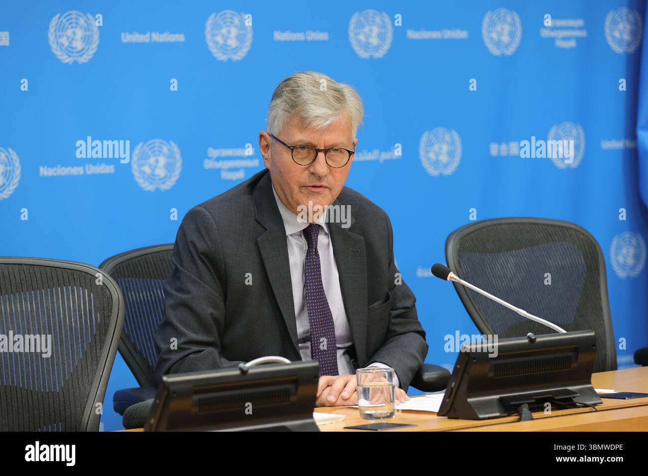 New York, Stati Uniti. 27 giugno 2025. NEW YORK, STATI UNITI – GIUGNO 27: Jean-Pierre Lacroix, Sottosegretario generale per le operazioni di pace, parla durante un briefing stampa presso la sede delle Nazioni Unite il 27 giugno 2025. Lacroix ha discusso dei suoi recenti viaggi in Medio Oriente, con un focus specifico sul lavoro della forza ad interim delle Nazioni Unite in Libano (UNIFIL). Ha sottolineato i continui sforzi della missione per ridurre le tensioni lungo la linea blu e sostenere la stabilità nel sud del Libano tra le sfide regionali. Foto: Luiz Rampelotto/EuropaNewswire credito: Europa Newswire/Alamy Live News Foto Stock