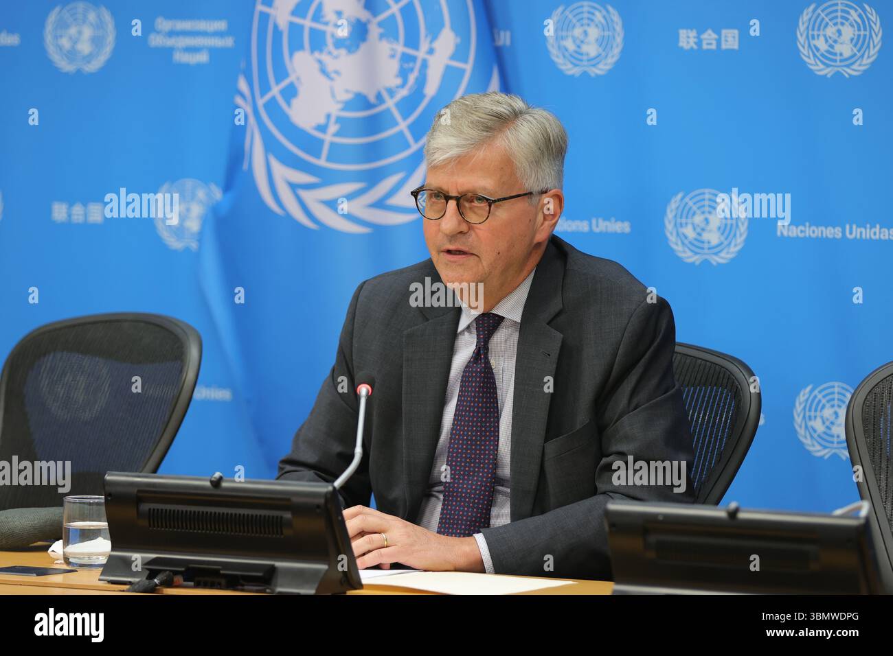 New York, Stati Uniti. 27 giugno 2025. NEW YORK, STATI UNITI – GIUGNO 27: Jean-Pierre Lacroix, Sottosegretario generale per le operazioni di pace, parla durante un briefing stampa presso la sede delle Nazioni Unite il 27 giugno 2025. Lacroix ha discusso dei suoi recenti viaggi in Medio Oriente, con un focus specifico sul lavoro della forza ad interim delle Nazioni Unite in Libano (UNIFIL). Ha sottolineato i continui sforzi della missione per ridurre le tensioni lungo la linea blu e sostenere la stabilità nel sud del Libano tra le sfide regionali. Foto: Luiz Rampelotto/EuropaNewswire credito: Europa Newswire/Alamy Live News Foto Stock