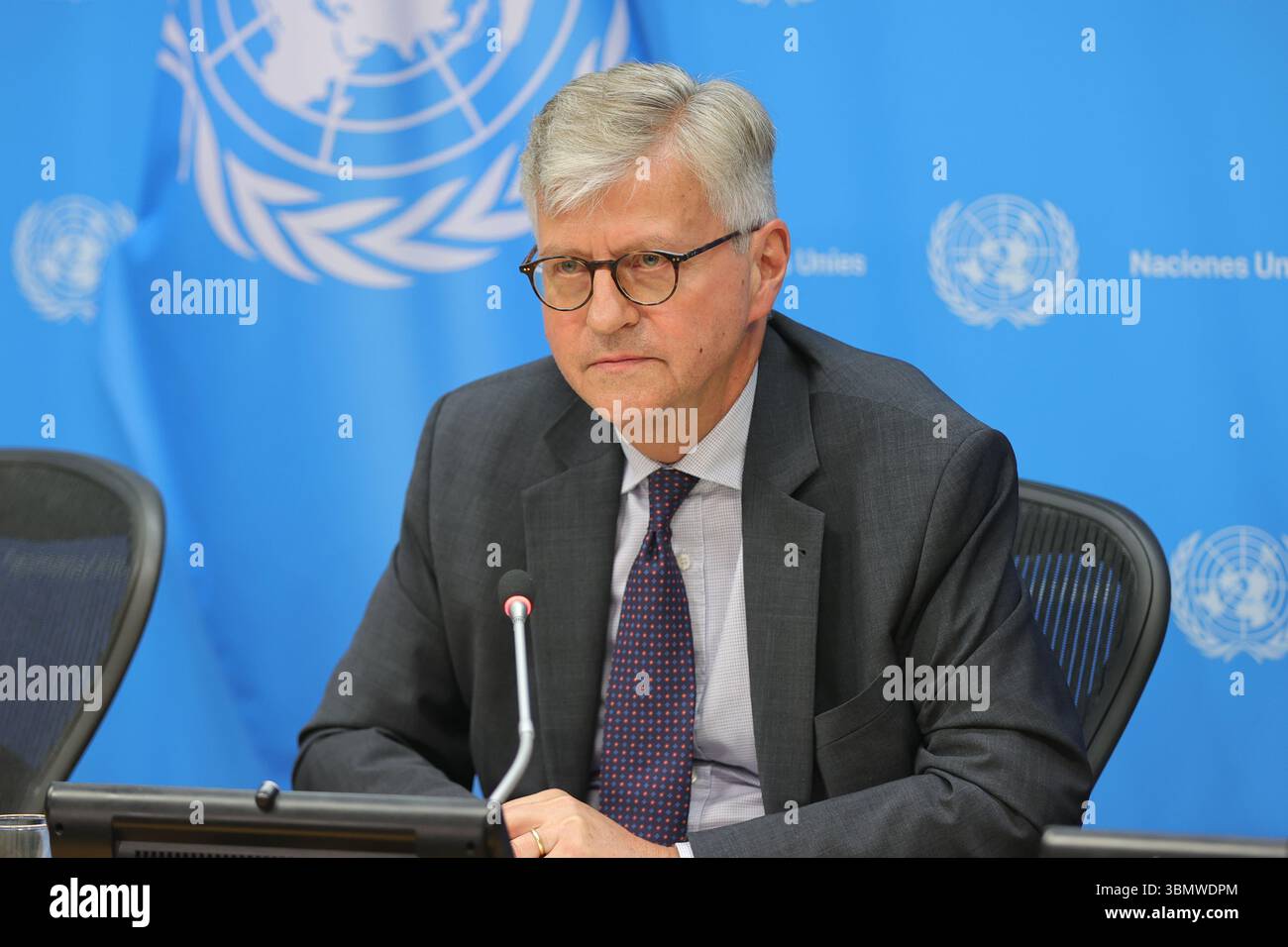 New York, Stati Uniti. 27 giugno 2025. NEW YORK, STATI UNITI – GIUGNO 27: Jean-Pierre Lacroix, Sottosegretario generale per le operazioni di pace, parla durante un briefing stampa presso la sede delle Nazioni Unite il 27 giugno 2025. Lacroix ha discusso dei suoi recenti viaggi in Medio Oriente, con un focus specifico sul lavoro della forza ad interim delle Nazioni Unite in Libano (UNIFIL). Ha sottolineato i continui sforzi della missione per ridurre le tensioni lungo la linea blu e sostenere la stabilità nel sud del Libano tra le sfide regionali. Foto: Luiz Rampelotto/EuropaNewswire credito: Europa Newswire/Alamy Live News Foto Stock