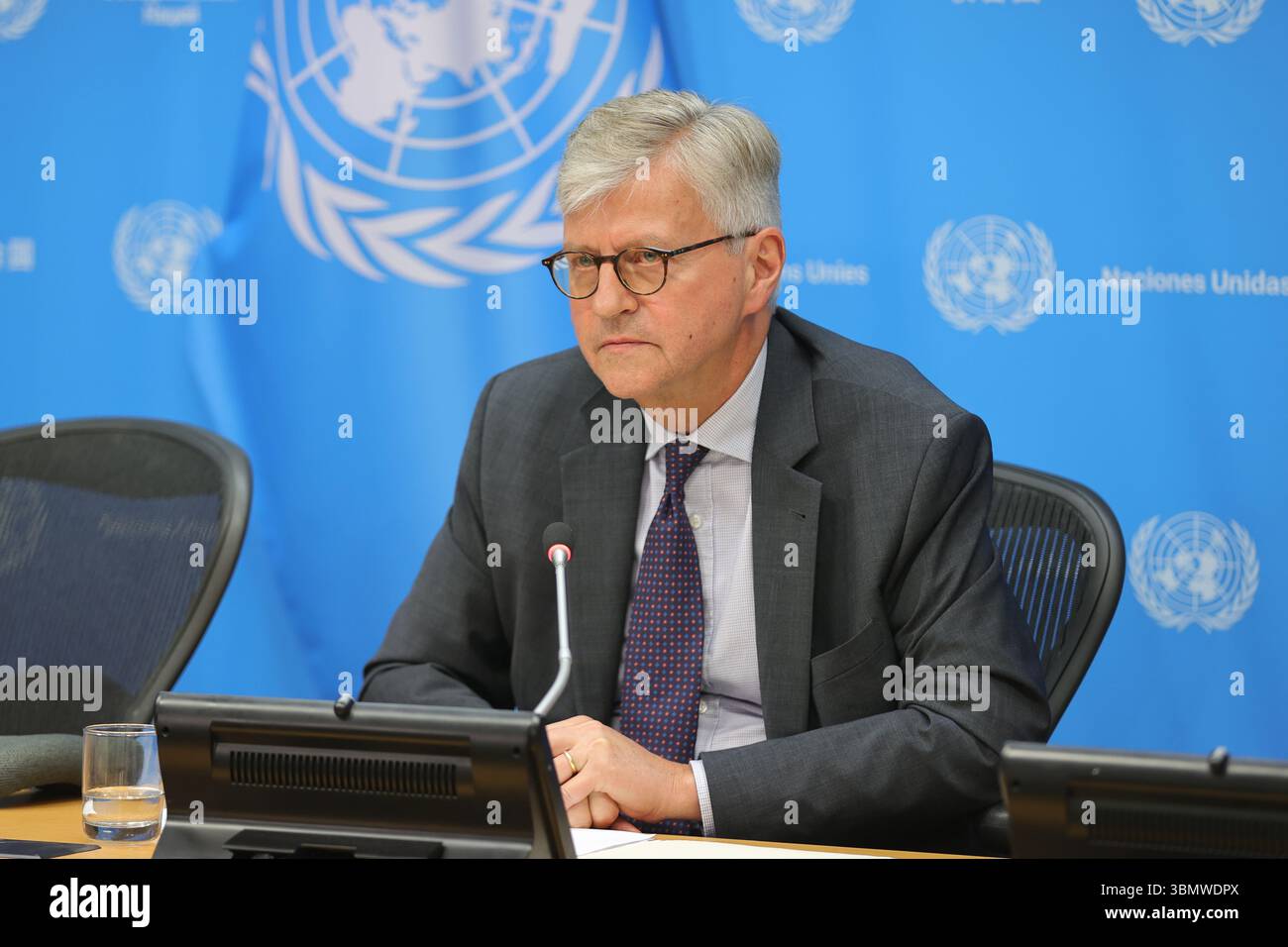 New York, Stati Uniti. 27 giugno 2025. NEW YORK, STATI UNITI – GIUGNO 27: Jean-Pierre Lacroix, Sottosegretario generale per le operazioni di pace, parla durante un briefing stampa presso la sede delle Nazioni Unite il 27 giugno 2025. Lacroix ha discusso dei suoi recenti viaggi in Medio Oriente, con un focus specifico sul lavoro della forza ad interim delle Nazioni Unite in Libano (UNIFIL). Ha sottolineato i continui sforzi della missione per ridurre le tensioni lungo la linea blu e sostenere la stabilità nel sud del Libano tra le sfide regionali. Foto: Luiz Rampelotto/EuropaNewswire credito: Europa Newswire/Alamy Live News Foto Stock