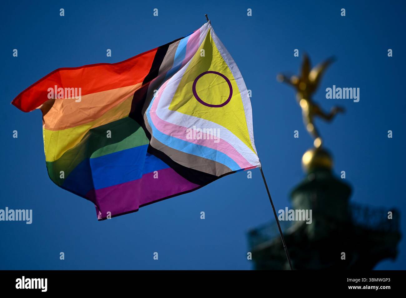 Parigi, Francia. 28 giugno 2025. Migliaia di persone hanno marciato nella marcia del Pride del 2025 sabato, cantando slogan anti-omofobia e anti-transpfobia, a Parigi, 28 giugno 2025. - 28/06/2025 - Francia/Parigi - Julien Mattia/le Pictorium credito: LE PICTORIUM/Alamy Live News Foto Stock