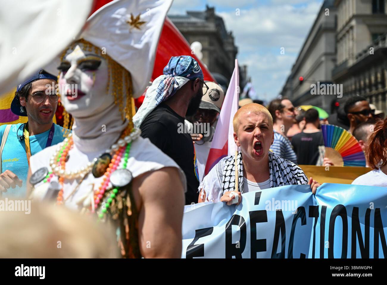 Parigi, Francia. 28 giugno 2025. Migliaia di persone hanno marciato nella marcia del Pride del 2025 sabato, cantando slogan anti-omofobia e anti-transpfobia, a Parigi, 28 giugno 2025. - 28/06/2025 - Francia/Parigi - Julien Mattia/le Pictorium credito: LE PICTORIUM/Alamy Live News Foto Stock