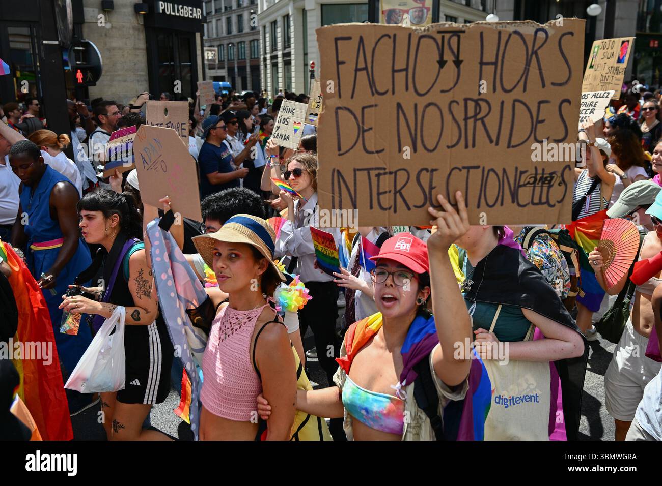 Parigi, Francia. 28 giugno 2025. Migliaia di persone hanno marciato nella marcia del Pride del 2025 sabato, cantando slogan anti-omofobia e anti-transpfobia, a Parigi, 28 giugno 2025. - 28/06/2025 - Francia/Parigi - Julien Mattia/le Pictorium credito: LE PICTORIUM/Alamy Live News Foto Stock