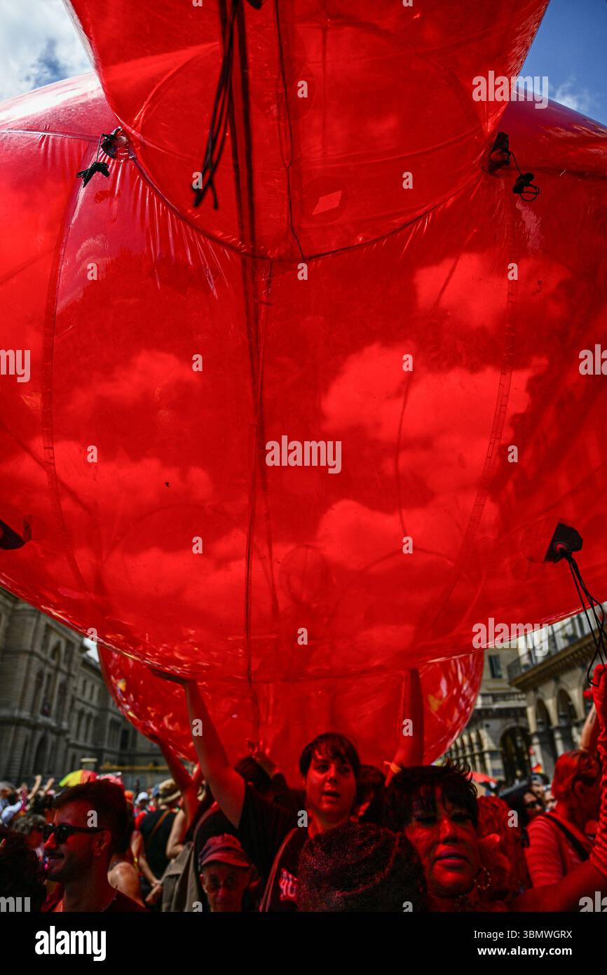Parigi, Francia. 28 giugno 2025. Migliaia di persone hanno marciato nella marcia del Pride del 2025 sabato, cantando slogan anti-omofobia e anti-transpfobia, a Parigi, 28 giugno 2025. - 28/06/2025 - Francia/Parigi - Julien Mattia/le Pictorium credito: LE PICTORIUM/Alamy Live News Foto Stock