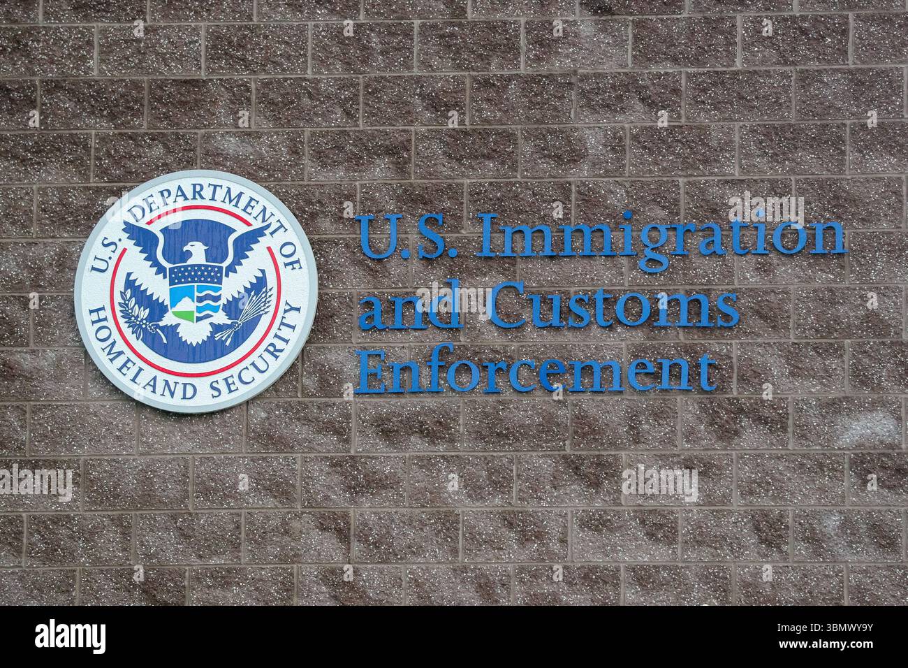 Williamsport, Stati Uniti. 28 giugno 2025. Il sigillo del Dipartimento della sicurezza interna degli Stati Uniti è visibile all'esterno di un ufficio amministrativo e centro di elaborazione dell'immigrazione e delle dogane (ICE) degli Stati Uniti. Credito: SOPA Images Limited/Alamy Live News Foto Stock