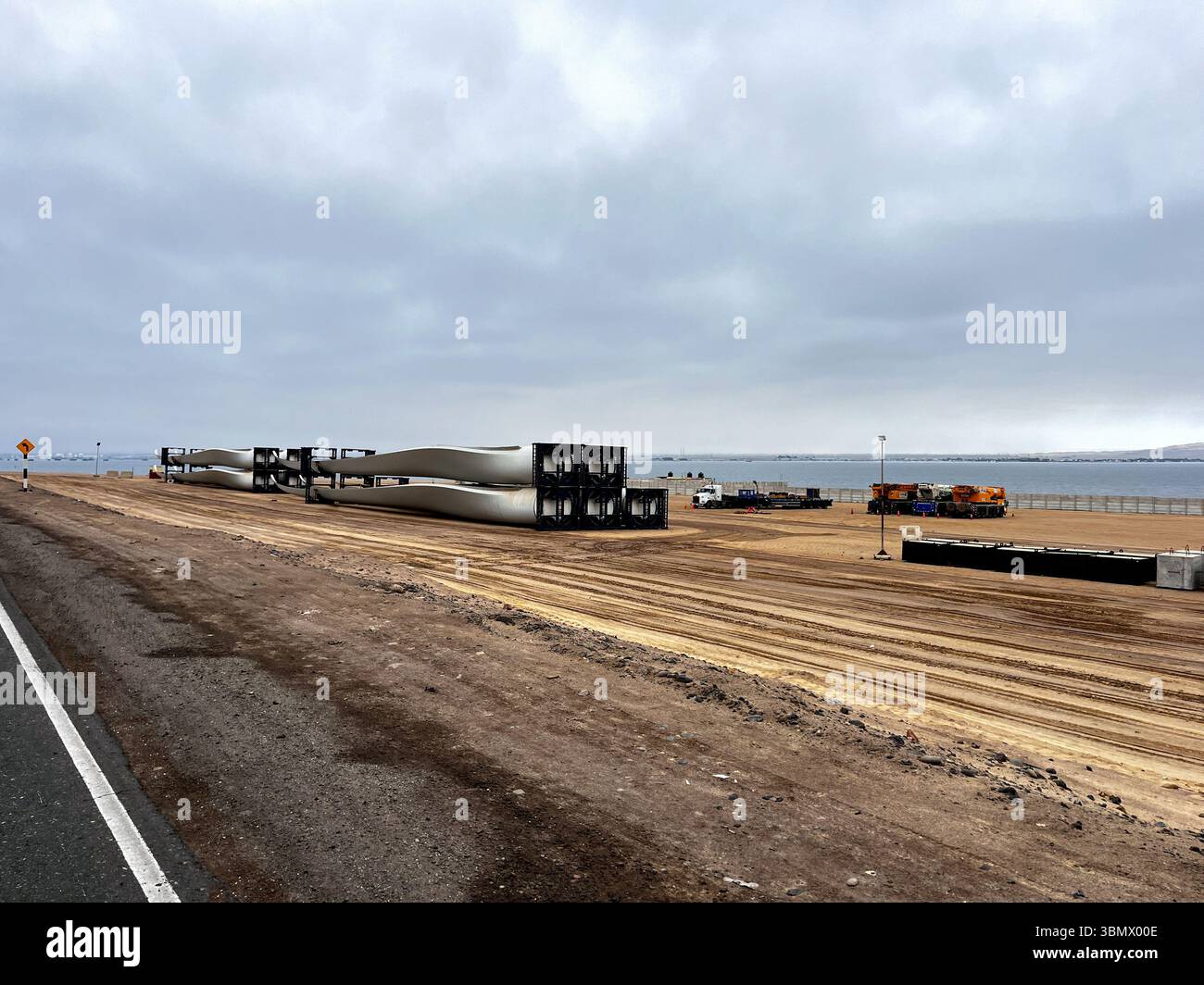 Pale rotore conservate sulla costa nella riserva del Parco Nazionale di Paracas nella provincia di Pisco, Perù. Le pale pronte per la costruzione di nuove turbine eoliche. Foto Stock