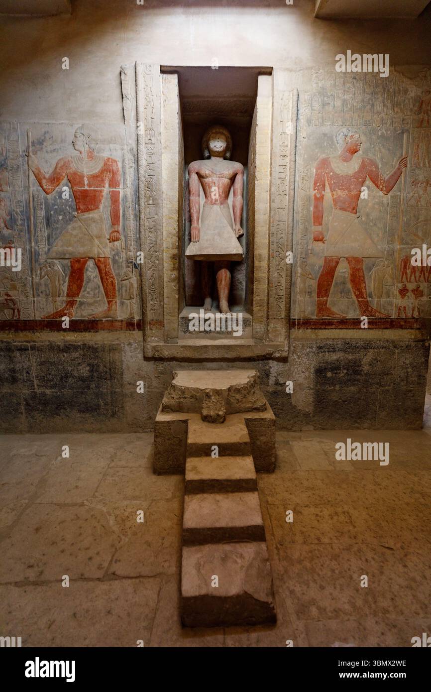 Statua scolpita nel muro dell'antica tomba di Pharo. Saqqara, Egitto Foto Stock